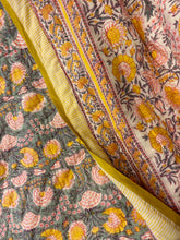 Load image into Gallery viewer, Dandelion Blossom Quilt - Queen