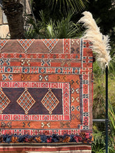 Load image into Gallery viewer, Bloom Kilim - Red 150x240cm, Detail
