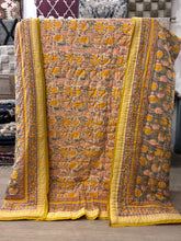Load image into Gallery viewer, Dandelion Blossom Quilt - Queen
