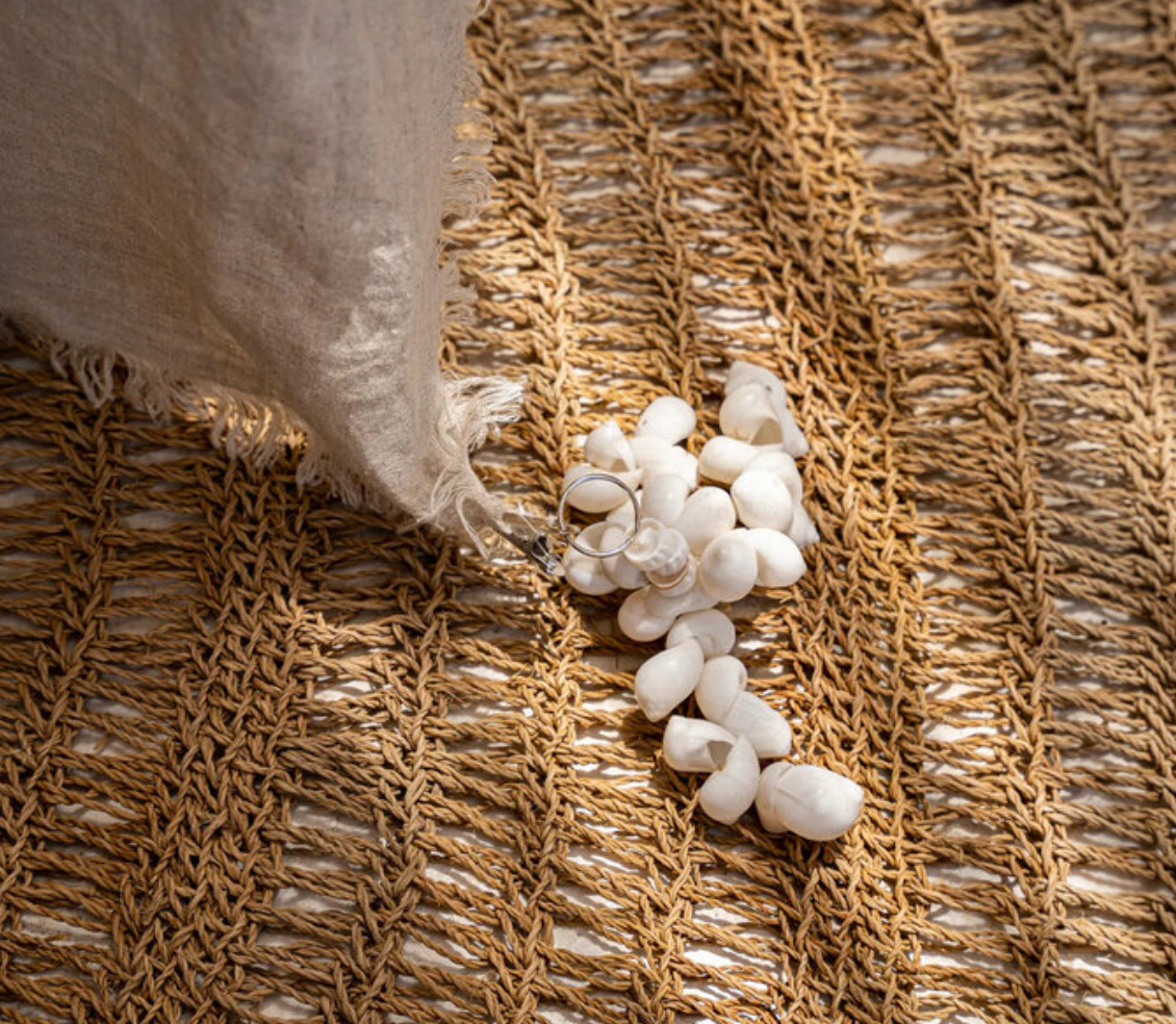 4 Shell Tablecloth Hangers