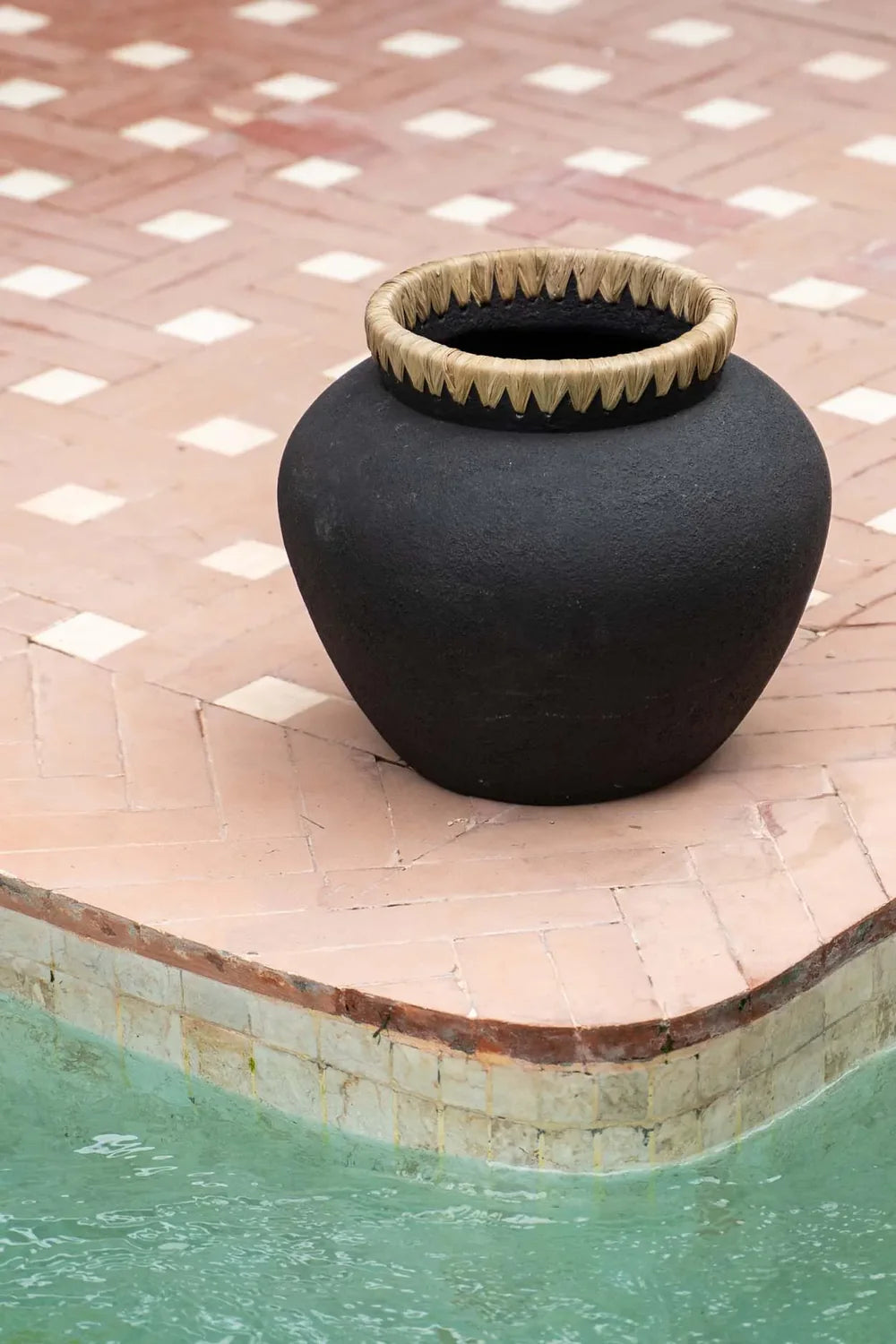 The Vera Vase - Black Natural - L
