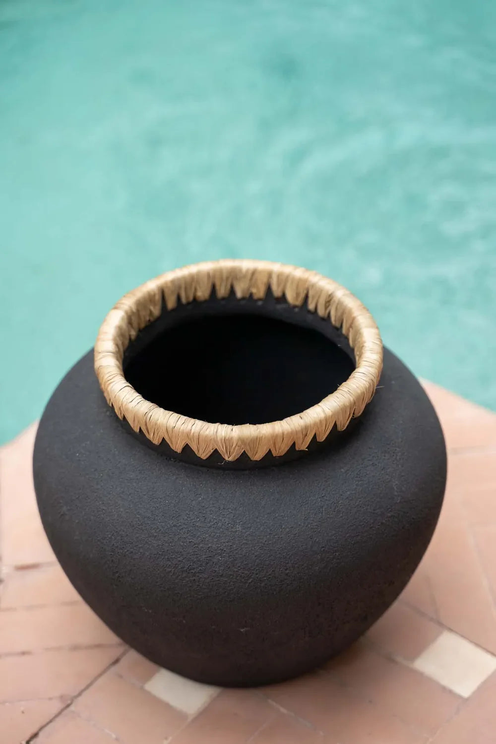 The Vera Vase - Black Natural - M