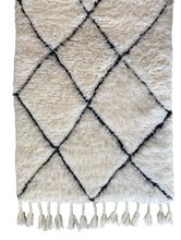 Load image into Gallery viewer, Beni Diamond Rug

