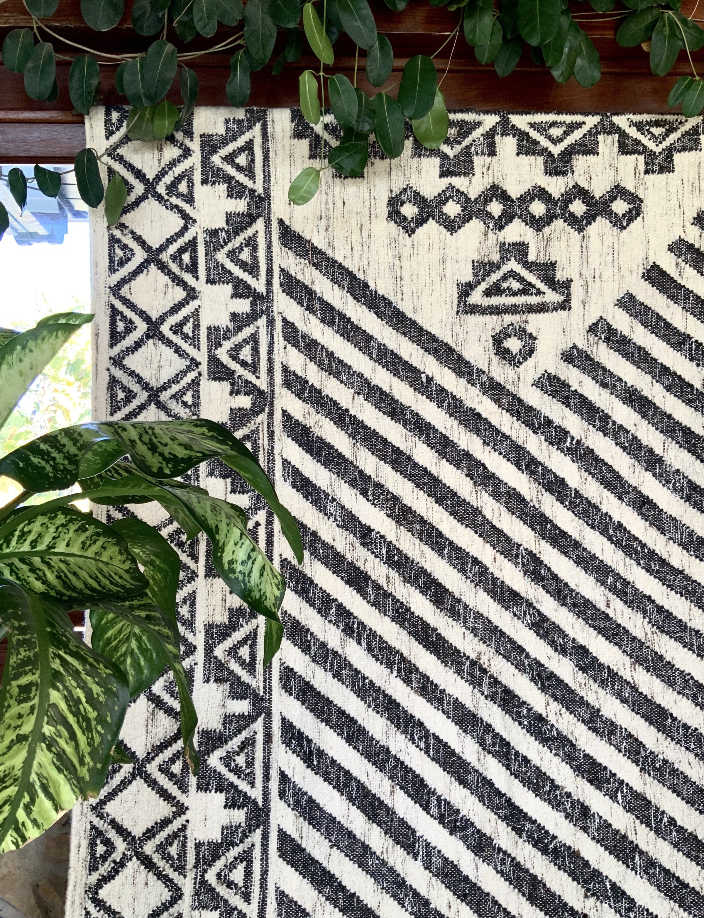 Indian Black & White Zulu Rug 150x240cm